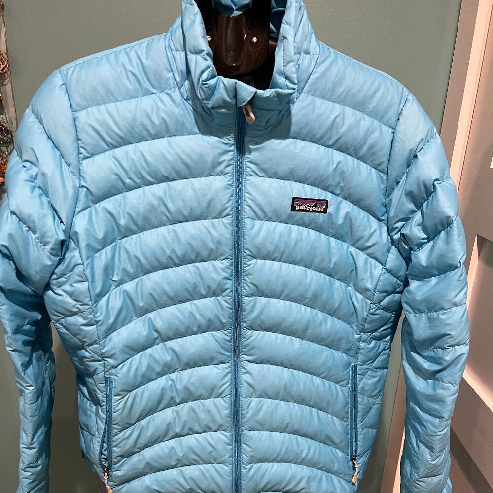 Women's LARGE Patagonia jacket in a gorgeous blue!